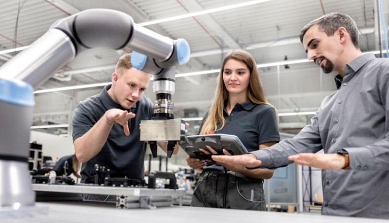 Mensch-Roboter-Kollaboration in Aktion: Der Cobot unterstützt präzise Montageprozesse Foto: Schaeffler Gruppe
