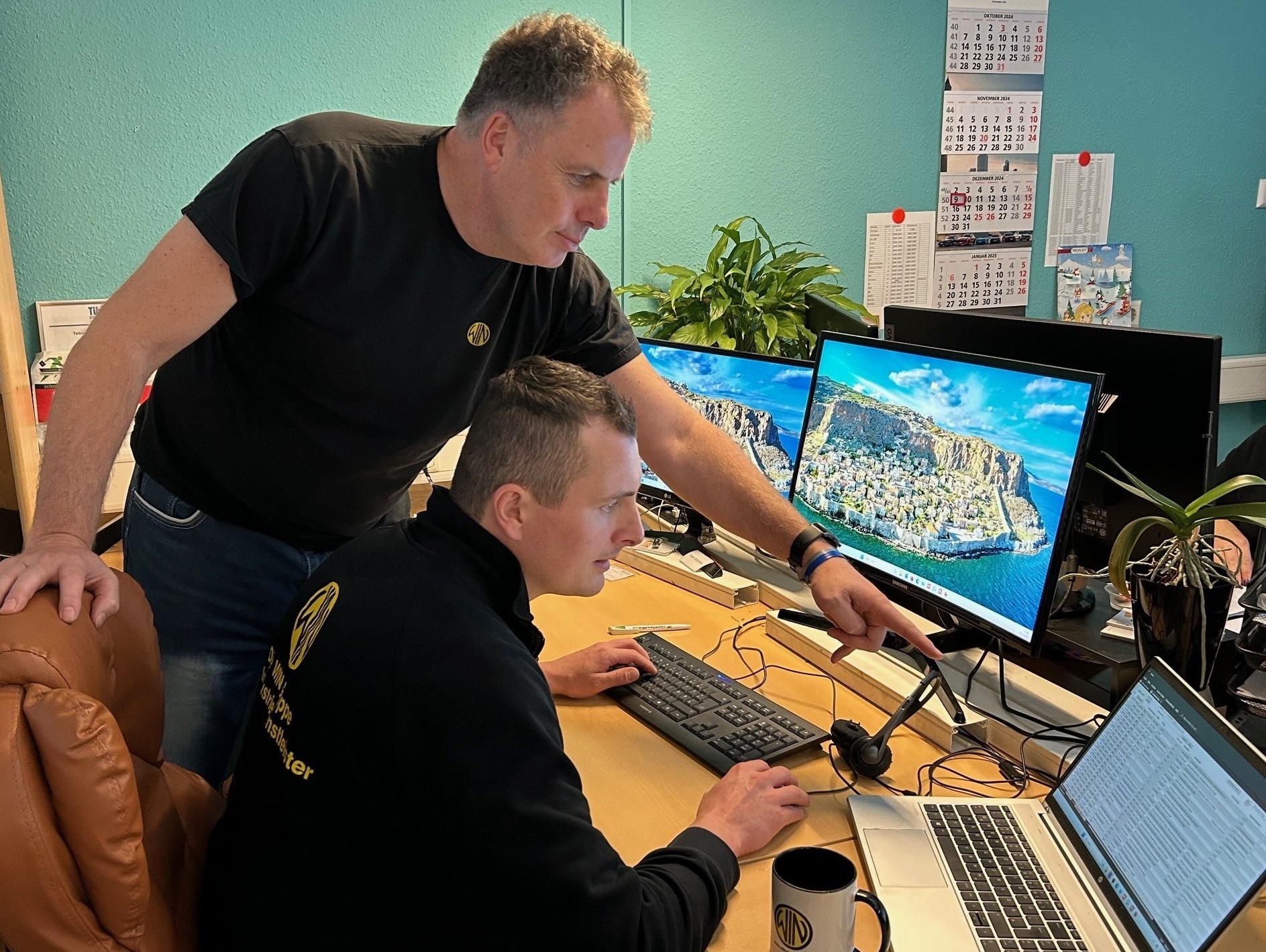 Geschäftsführer Swen Schindler und Prokurist Tony Friedrich im Büro bei der gemeinsamen Arbeit am KI-Modell. Foto: IHK / K. Buschmann. 